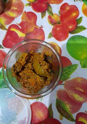 A picture of Kacha mango pickle.