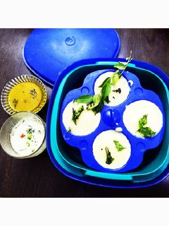 दही सूजी इडली (dahi suji idli recipe in hindi) रेसिपी मुख्य फोटो