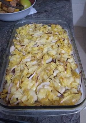 Una foto de Pizza masa de coliflor con cerdo, piña, palmitos y queso