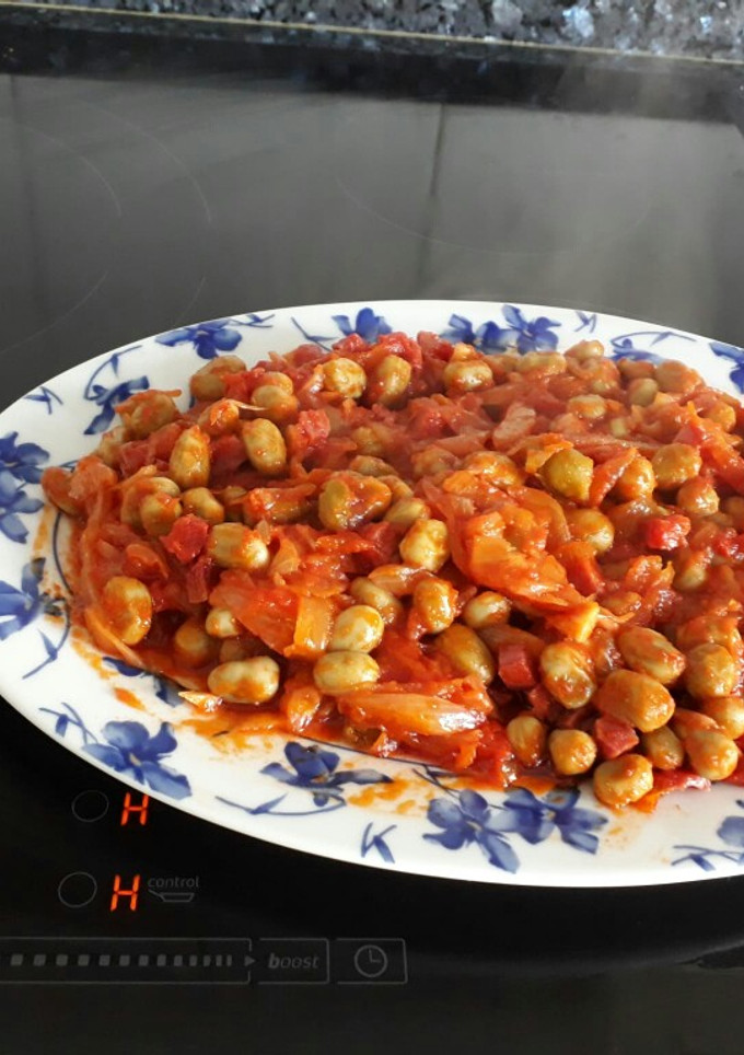Una foto de Habas con jamón y cebolla pochada