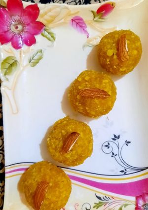 A picture of Besan laddu.