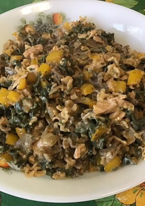 Une photo de One pot pasta « Marin » aux thon, poivron jaune, algues et bouillon de crevettes