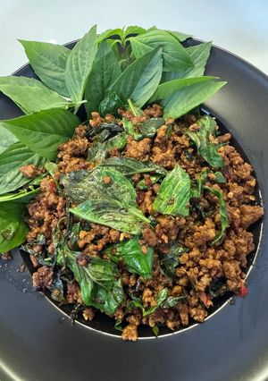 Hình của món Thịt heo xào lá quế Pad Kra Pao.