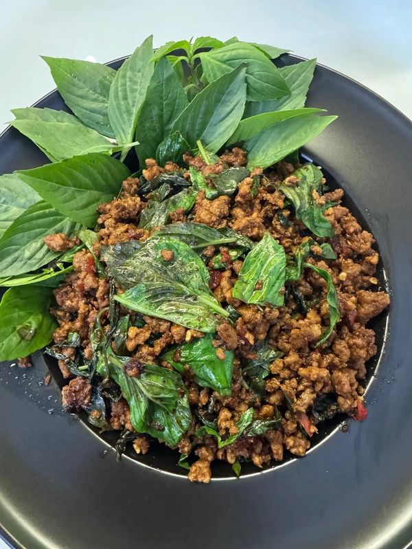 Thịt heo xào lá quế Pad Kra Pao