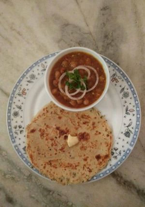 A picture of Paneer kulcha $ chole ki sabji.