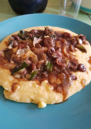 Una foto de Salteado con corazón de pollo a acompañado polenta