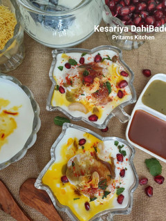 केसरिया दही बड़े (Kesariya Dahi bade recipe in Hindi) रेसिपी मुख्य फोटो