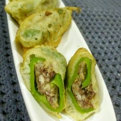 A picture of Stuff Rajma Mirchi ke pakode.