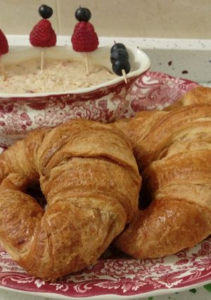 Una foto de Cruasans calientes con mascarpone y frutas del bosque