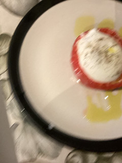 Una foto de Burrata en tomate