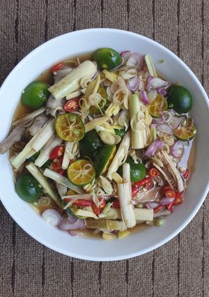 Hình của món Chân gà sả tắc.