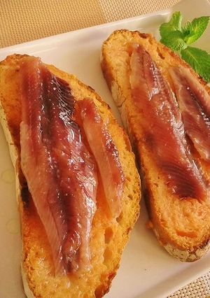 Una foto de Tostadas de sardinas anchoadas