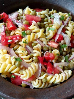 Foto de Salada de macarrão e vegetais