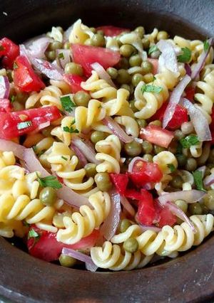 Foto de Salada de macarrão e vegetais