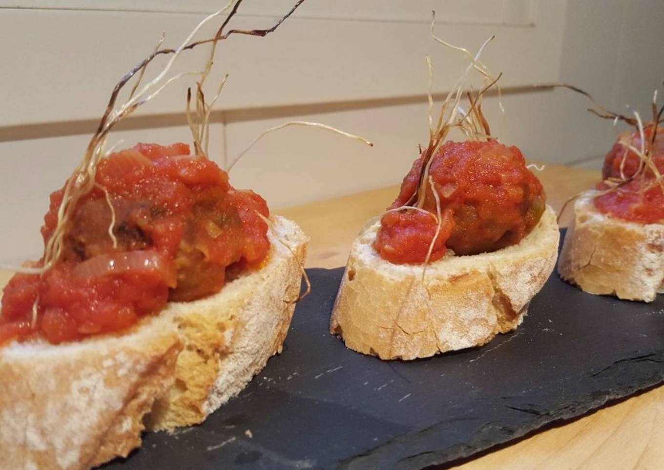 Pintxo de albóndigas y raíz de puerro