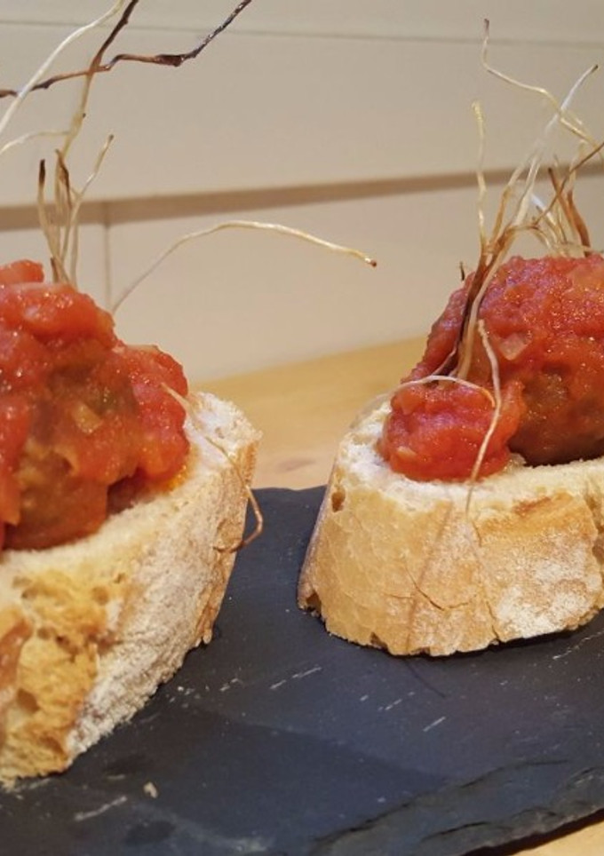 Una foto de Pintxo de albóndigas y raíz de puerro