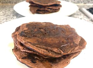 Una foto de Pancakes proteicos chocolate y plátano (sin harina)