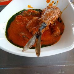 A picture of Ewedu with stew and fish.