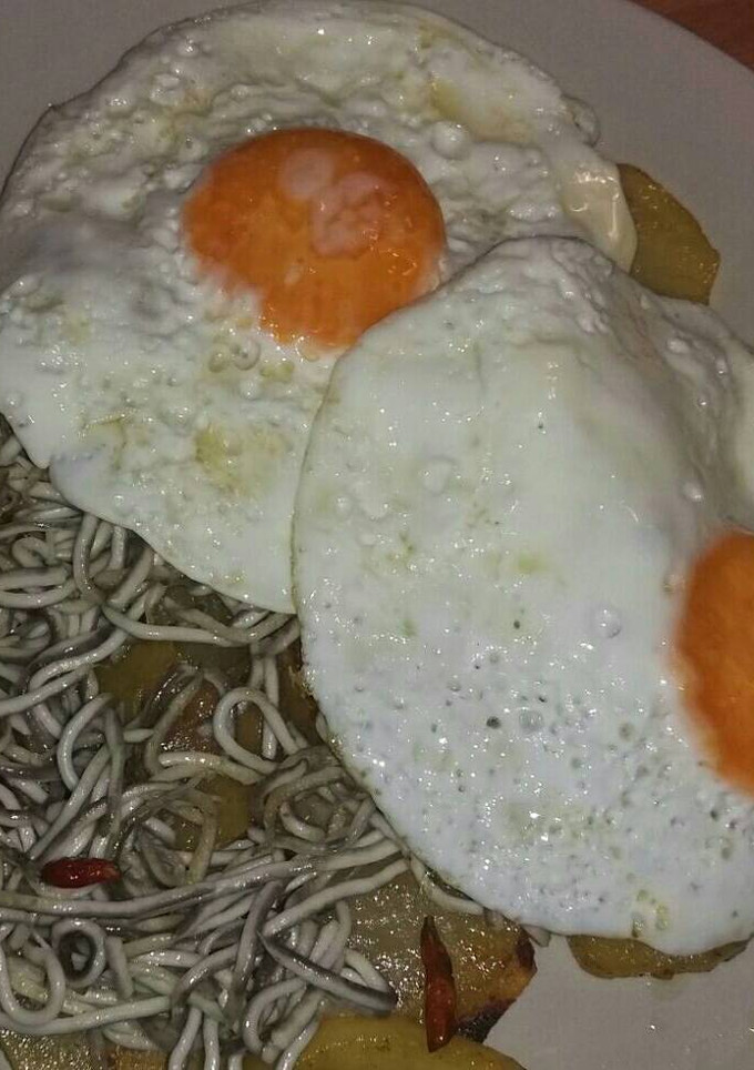 Una foto de Huevos rotos con patatas y gulas del norte