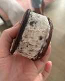 Helado de oreo con galleta