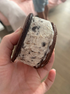 Una foto de Helado de oreo con galleta