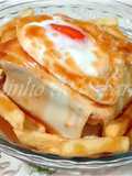Francesinha com ovo e molho caseiro