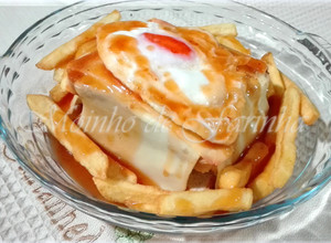 Foto de Francesinha com ovo e molho caseiro