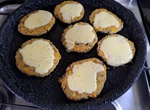 Una foto de Hamburguesas de arroz con vegetales crudos
