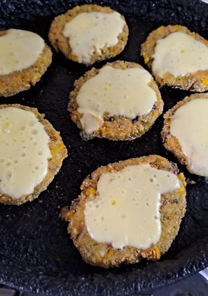 Una foto de Hamburguesas de arroz con vegetales crudos