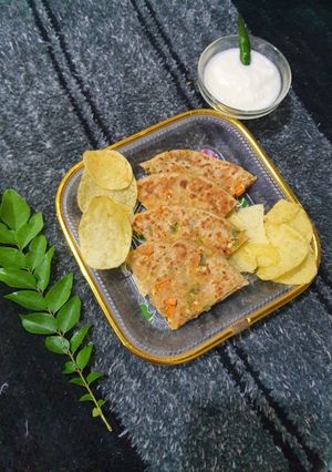 વેજ. પનીર પરાઠા(veg paneer parotha recipe in gujarati) રેસીપી મુખ્ય ફોટો