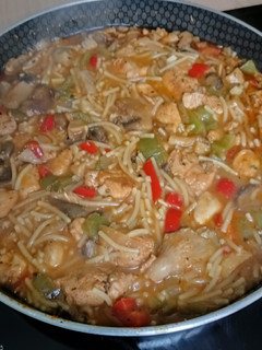 Una foto de Cazuela de Fideos con Pollo y setas Variadas