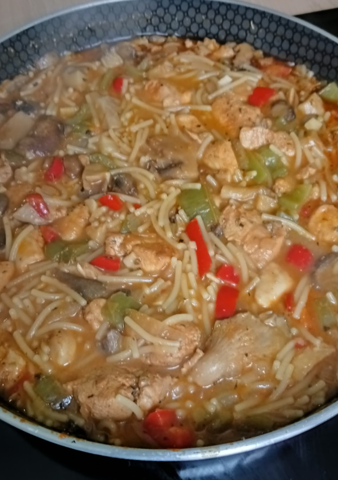 Una foto de Cazuela de Fideos con Pollo y setas Variadas