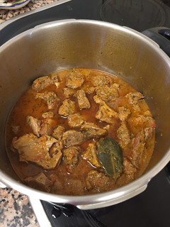 Una foto de Carne en salsa de tomillo y verduras (olla exprés)