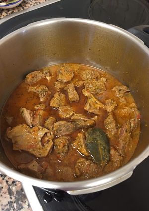 Foto principal de Carne en salsa de tomillo y verduras (olla exprés)