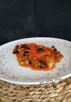 Una foto de Emperador en salsa de aceitunas