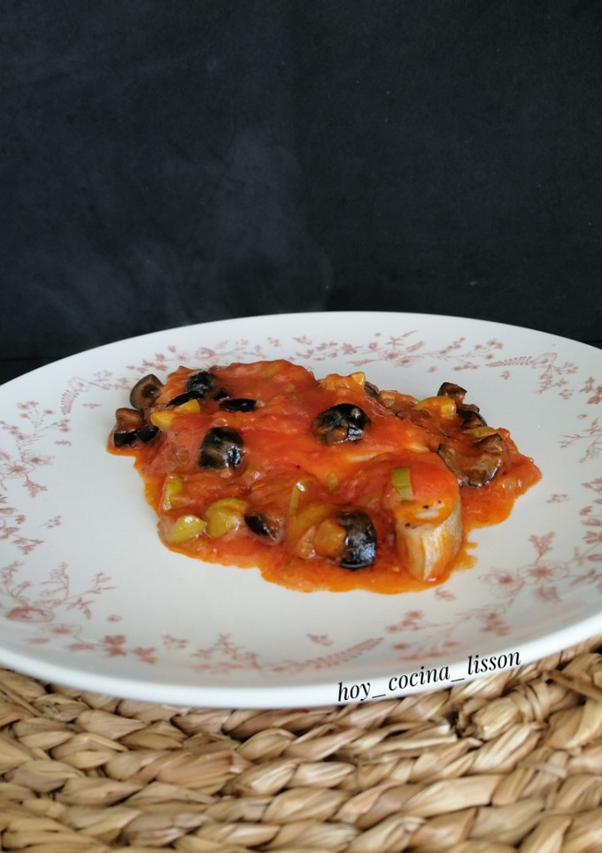 Una foto de Emperador en salsa de aceitunas