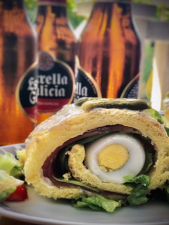 Una foto de Pionono casero de salmón y guacamole