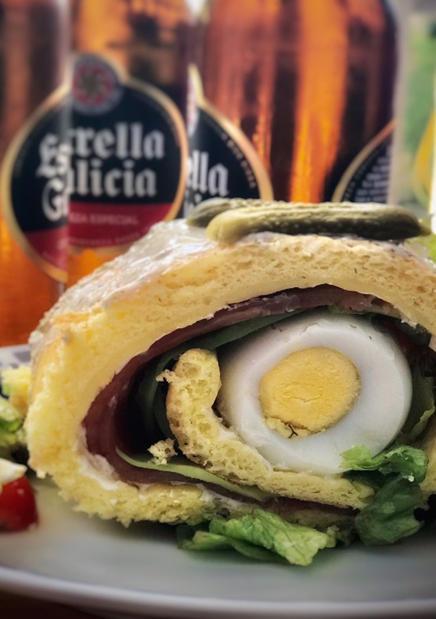 Una foto de Pionono casero de salmón y guacamole