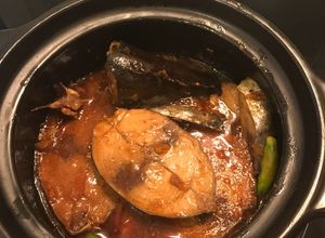 Hình của món Cá ngừ bò kho kẹo.