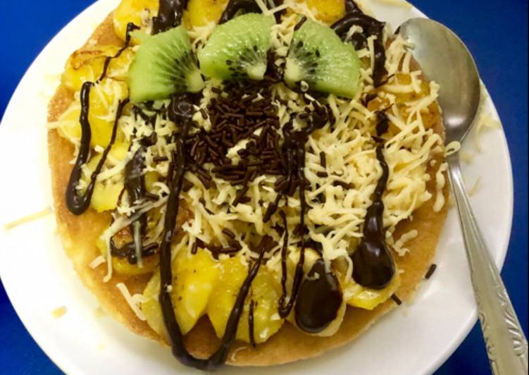 Pancake Vanilla Topping Keju, Pisang, Kiwi, Coklat Meises