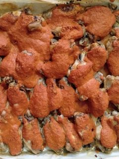 Una foto de Alitas de pollo con salsa de piquillos y almendras