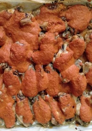 Una foto de Alitas de pollo con salsa de piquillos y almendras