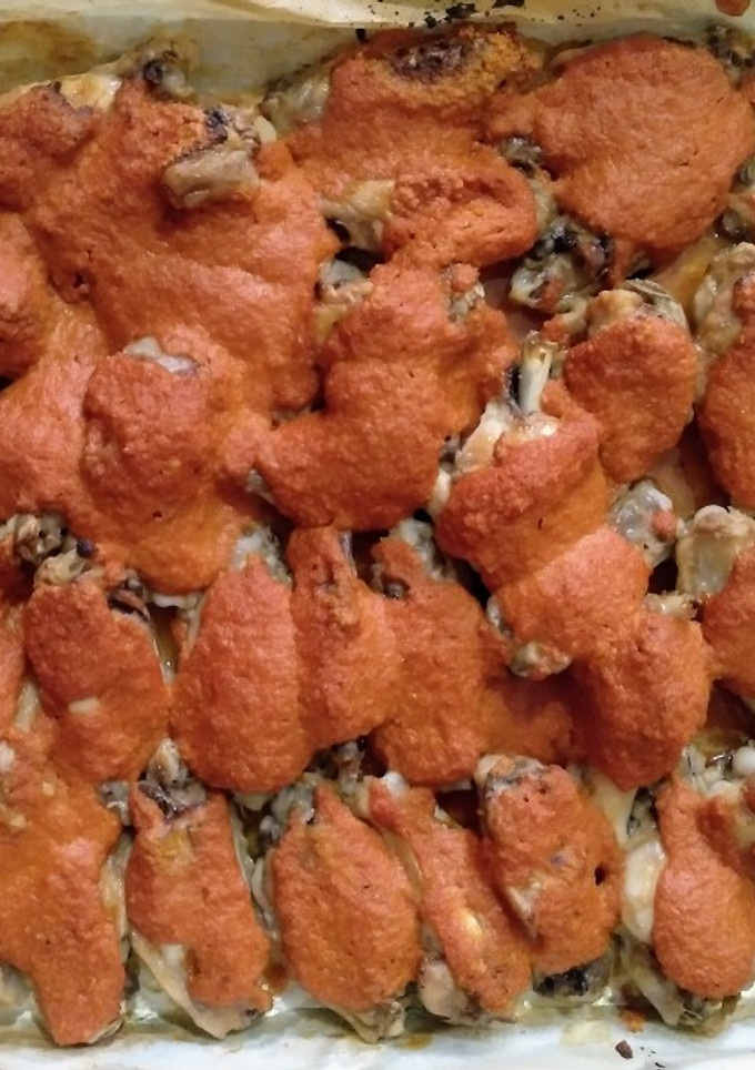 Una foto de Alitas de pollo con salsa de piquillos y almendras