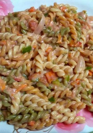 A picture of Cheesy tricolour pasta.