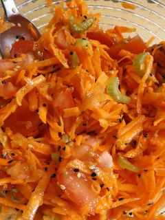 Una foto de Ensalada de zanahoria, apio y tomate perita al sésamo