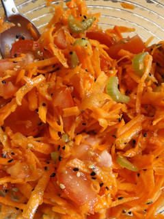 Una foto de Ensalada de zanahoria, apio y tomate perita al sésamo