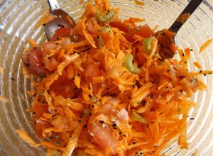 Foto principal de Ensalada de zanahoria, apio y tomate perita al sésamo