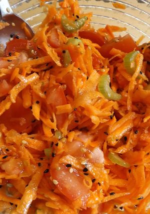 Foto principal de Ensalada de zanahoria, apio y tomate perita al sésamo