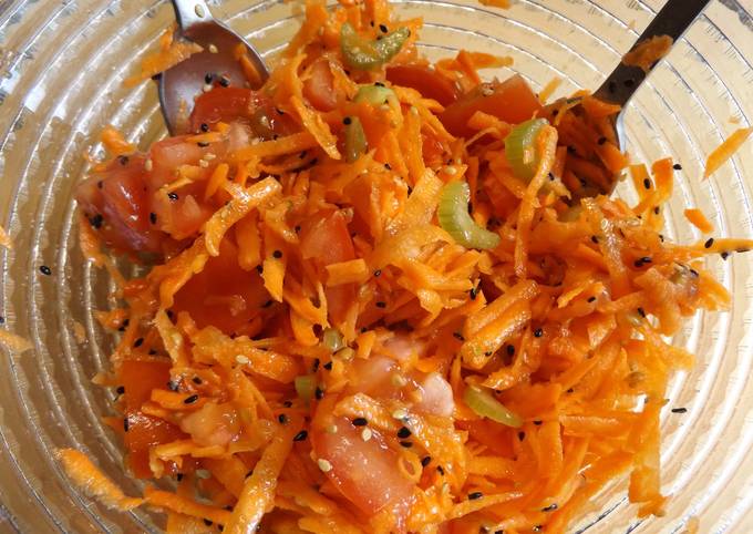 Foto principal de Ensalada de zanahoria, apio y tomate perita al sésamo