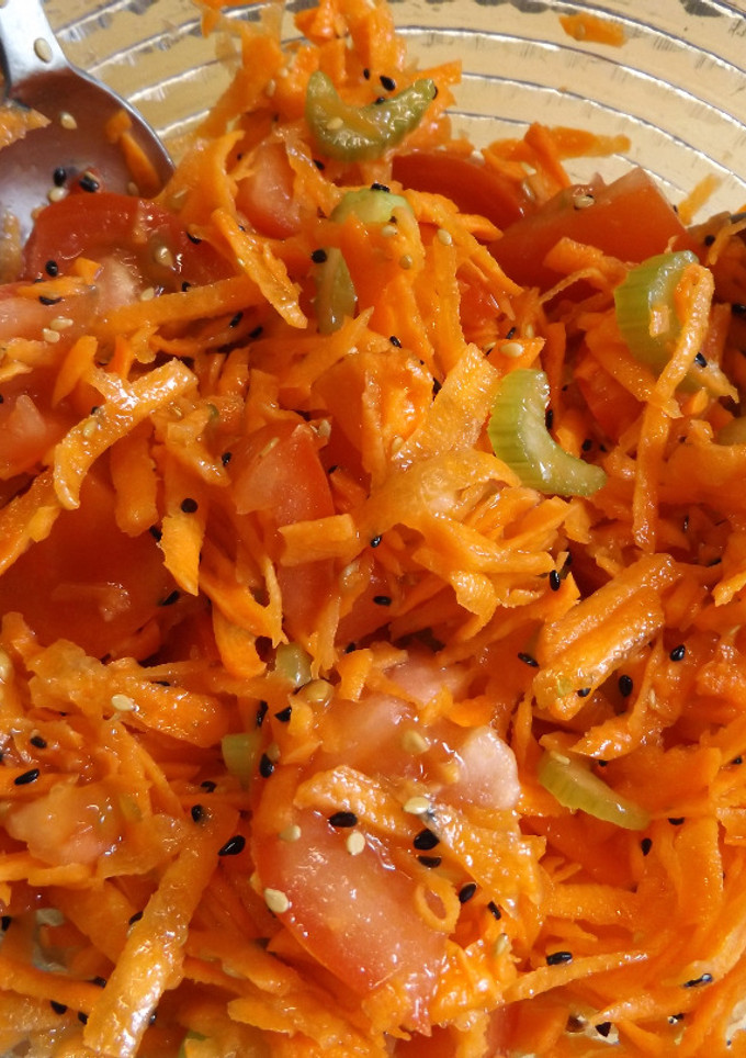 Una foto de Ensalada de zanahoria, apio y tomate perita al sésamo